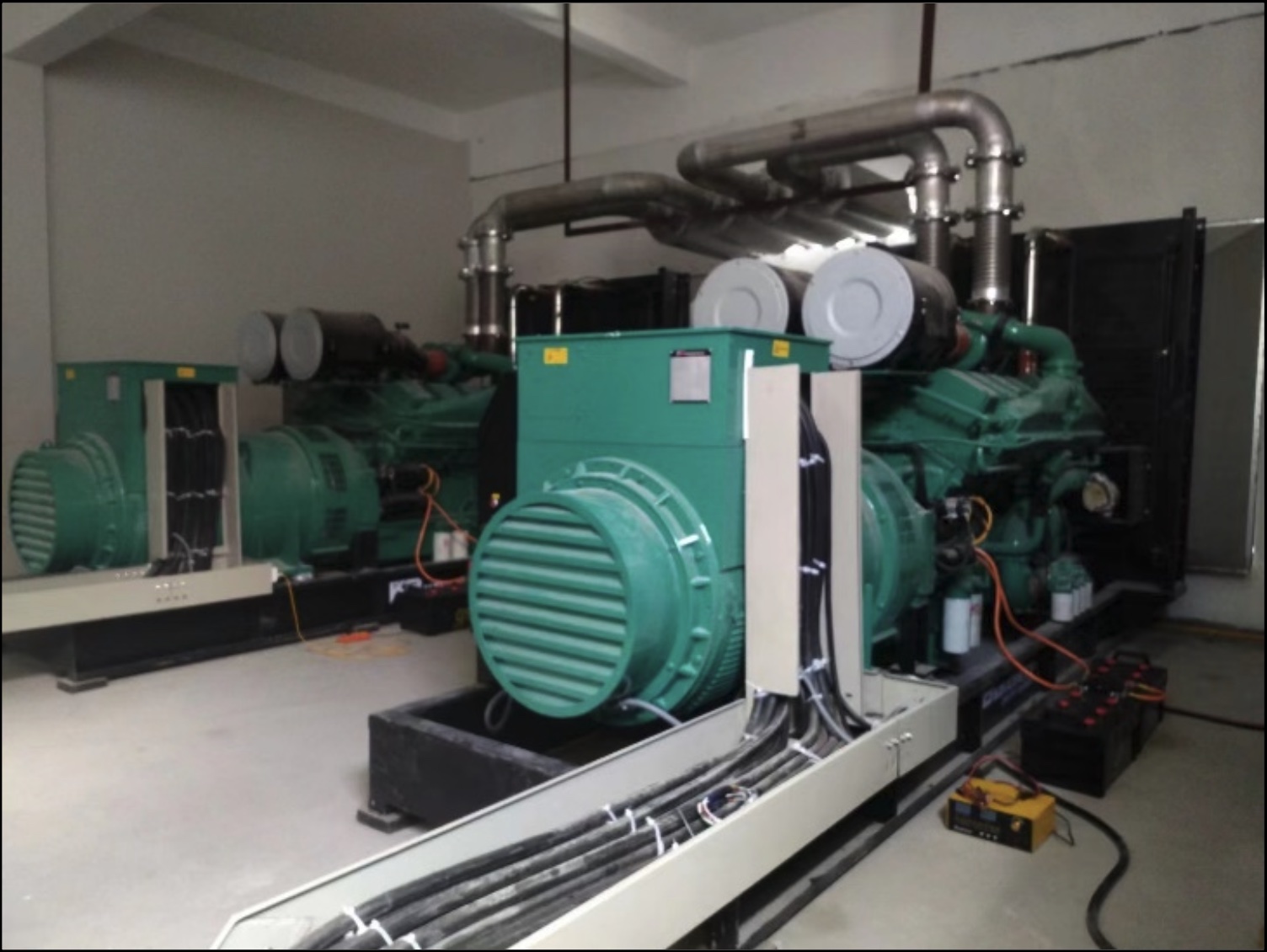 海陽省 Poyun 電子廠 1000KWx2 台並聯Cummins KTA38-G9 引擎 1