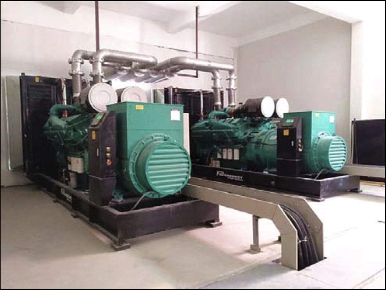 海陽省 Poyun 電子廠 1000KWx2 台並聯Cummins KTA38-G9 引擎 2